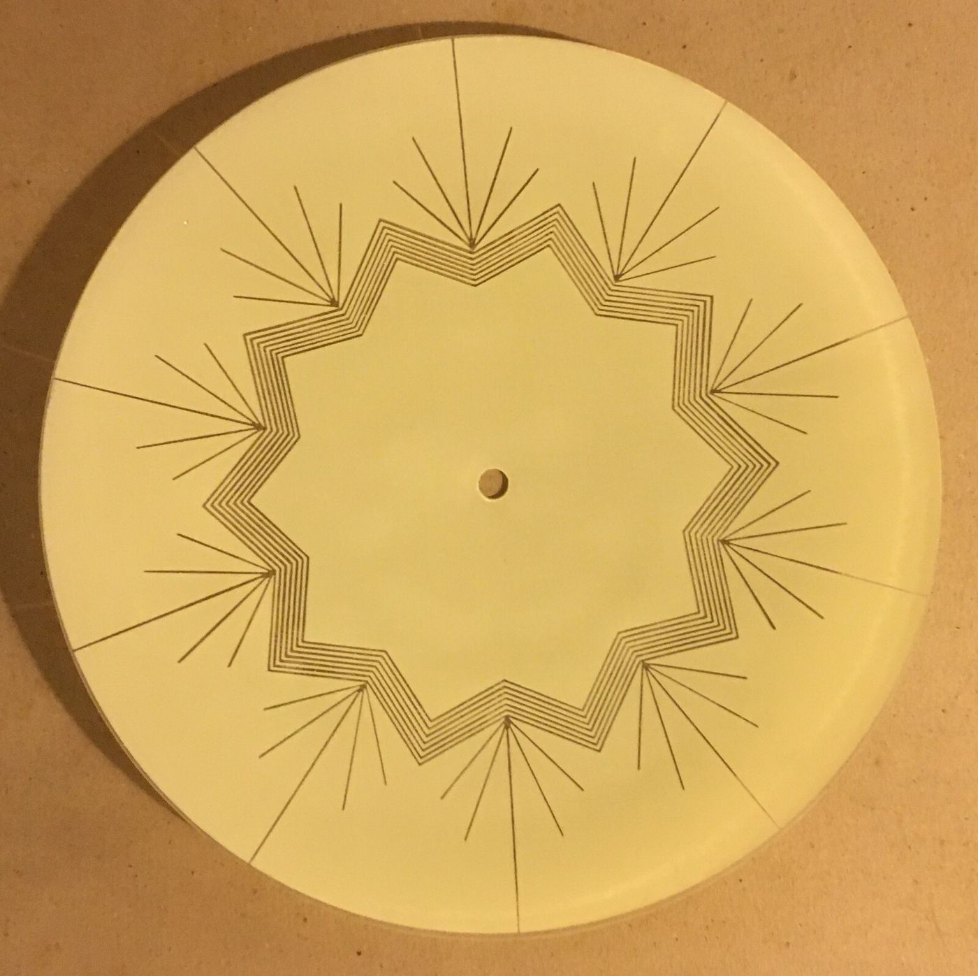 Modernariato Design: Coppa Per Lampada In Vetro Satinato E Dorato Con Decoro Geometrico