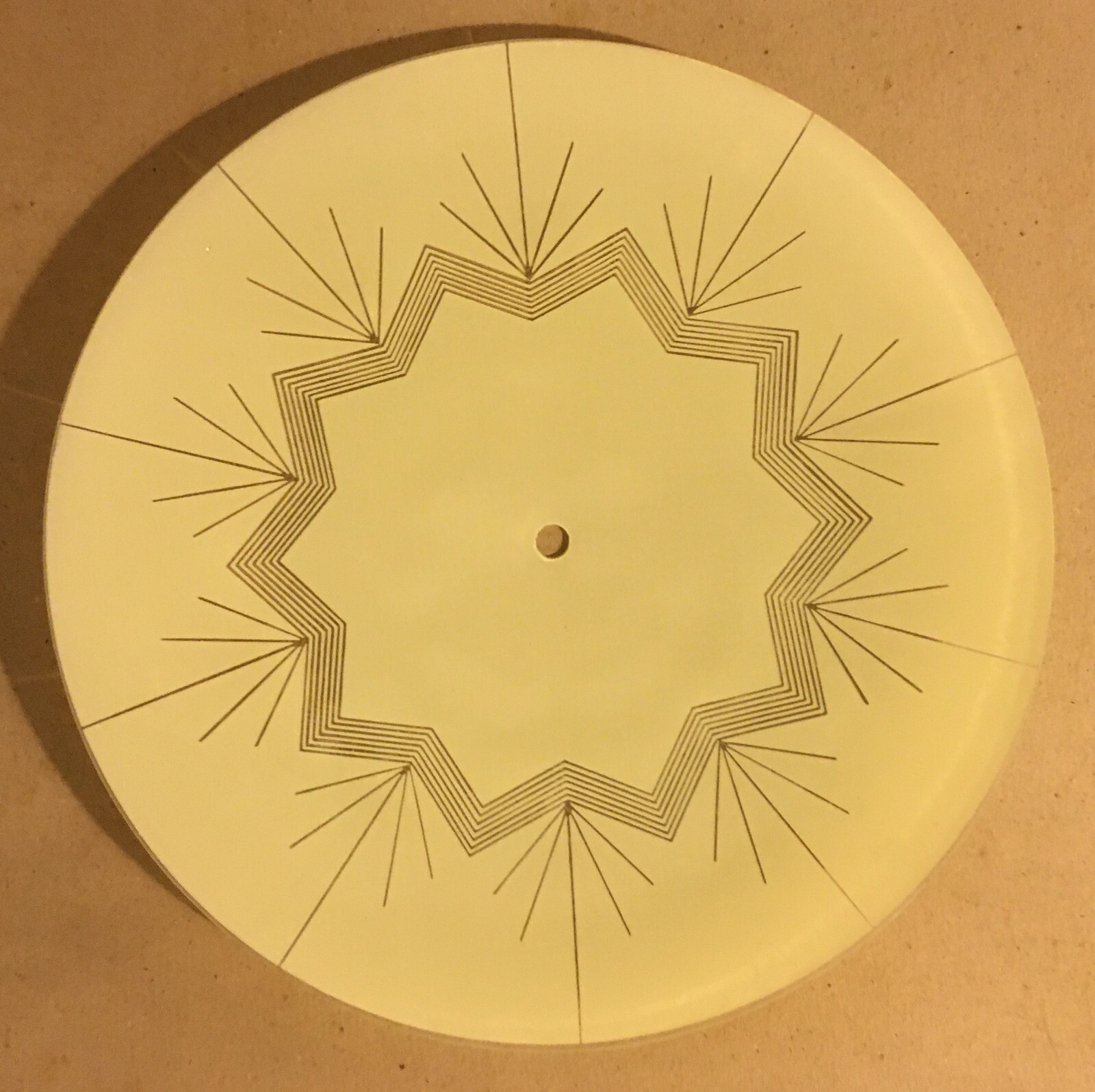 Modernariato Design: Coppa Per Lampada In Vetro Satinato E Dorato Con Decoro Geometrico