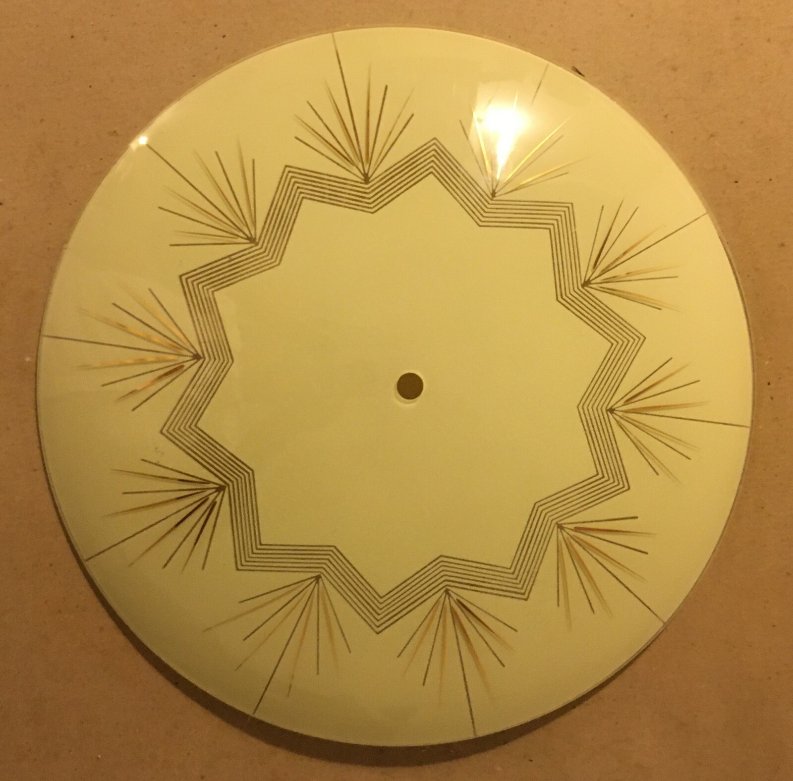 Modernariato Design: Coppa Per Lampada In Vetro Satinato E Dorato Con Decoro Geometrico