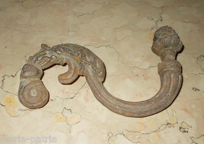 Supporto Decorativo In Ferro A Fusione Artistica Con Pigna