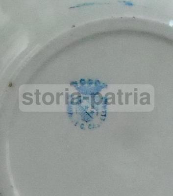 Piatto Decorativo In Ceramica Con Decorazione Floreale Policroma E Marchio Araldico