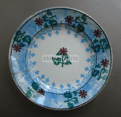 Piatto Decorativo In Ceramica Con Decorazione Floreale Policroma E Marchio Araldico