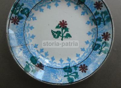 Piatto Decorativo In Ceramica Con Decorazione Floreale Policroma E Marchio Araldico