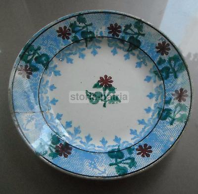 Piatto Decorativo In Ceramica Con Decorazione Floreale Policroma E Marchio Araldico
