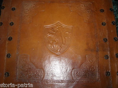 Pannello In Cuoio Decorato Con Stemma Araldico Del Leone Rampante