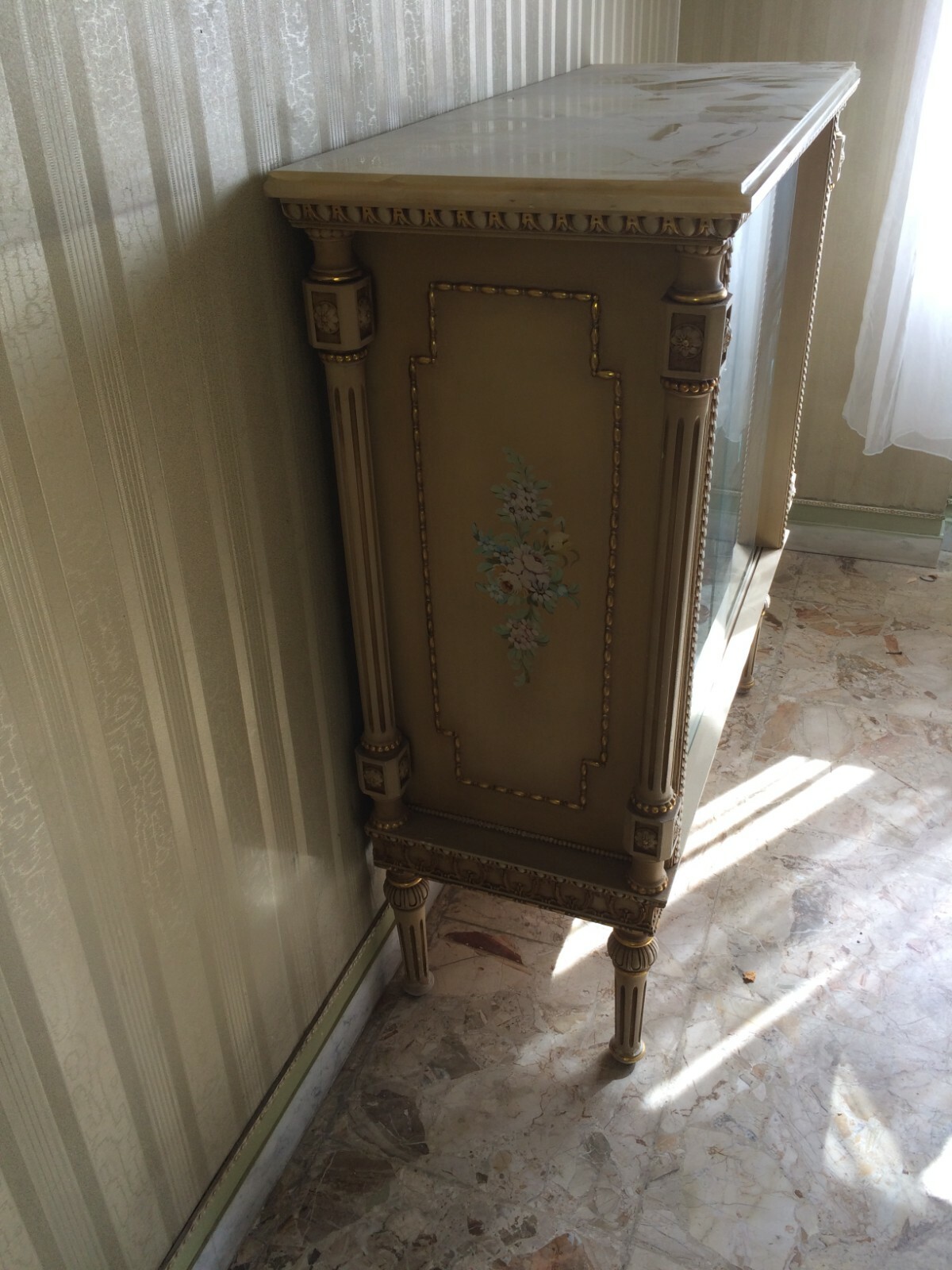 Vetrina In Legno Laccato, Intagliato E Dorato Con Piano In Marmo, Anni '50
