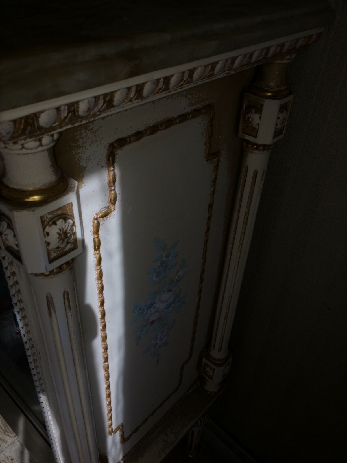 Vetrina In Legno Laccato, Intagliato E Dorato Con Piano In Marmo, Anni '50