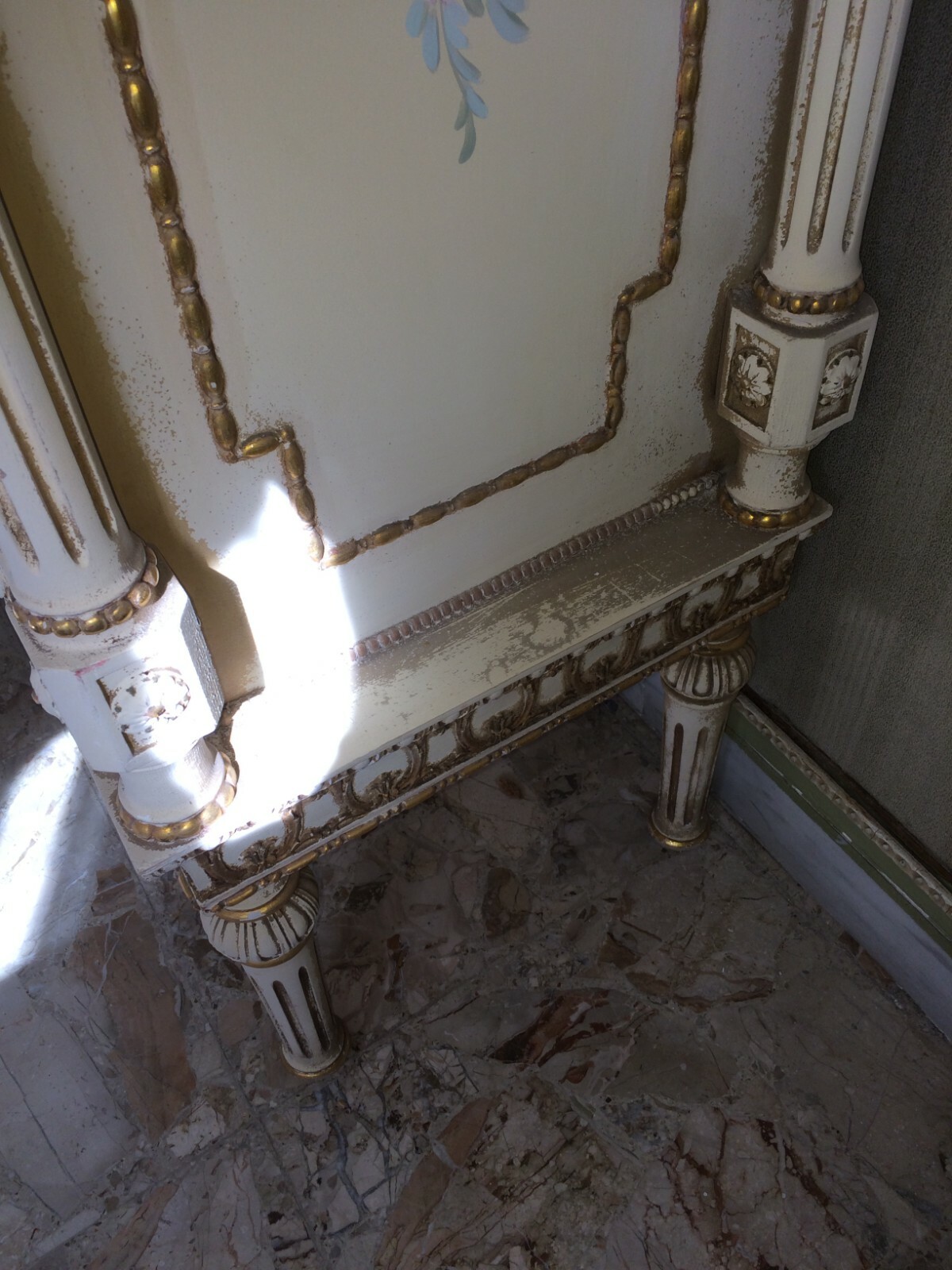Vetrina In Legno Laccato, Intagliato E Dorato Con Piano In Marmo, Anni '50