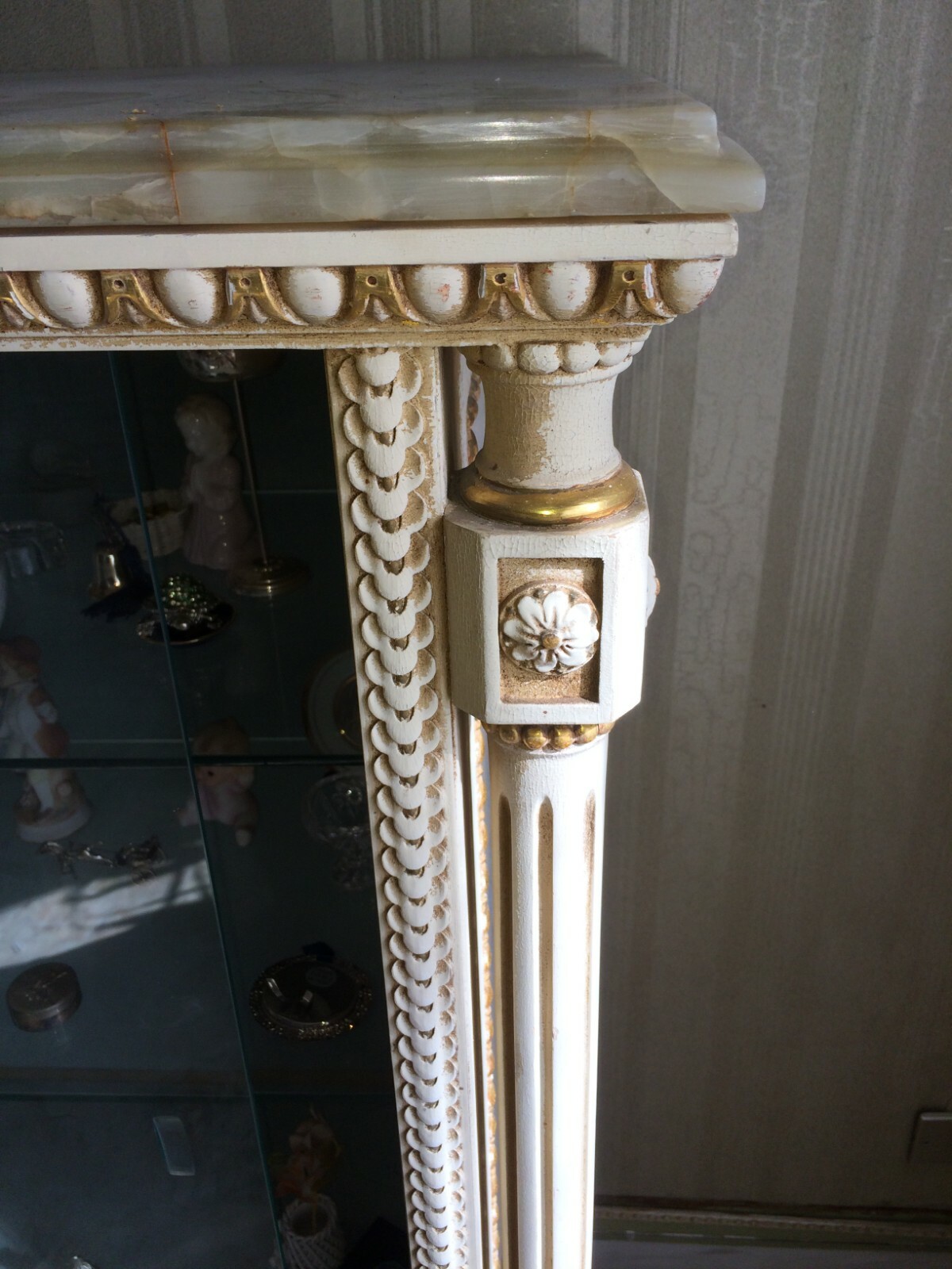 Vetrina In Legno Laccato, Intagliato E Dorato Con Piano In Marmo, Anni '50