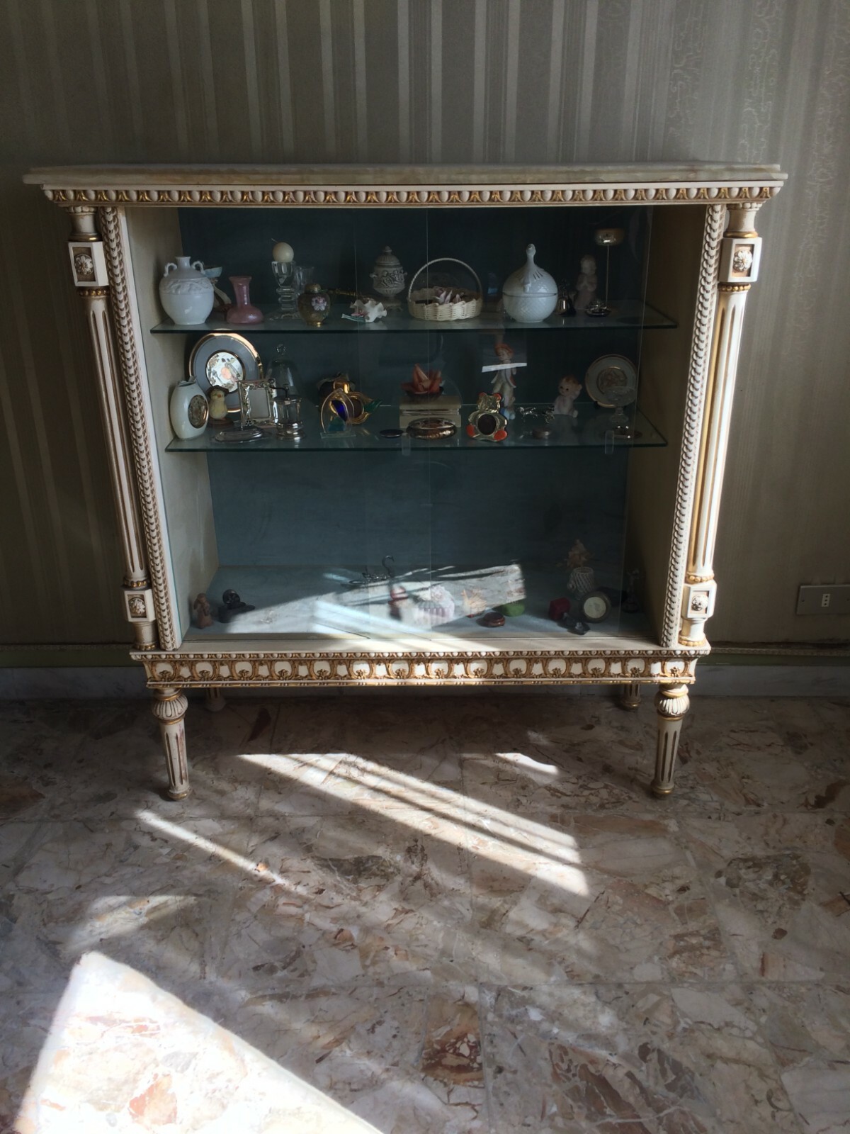Vetrina In Legno Laccato, Intagliato E Dorato Con Piano In Marmo, Anni '50