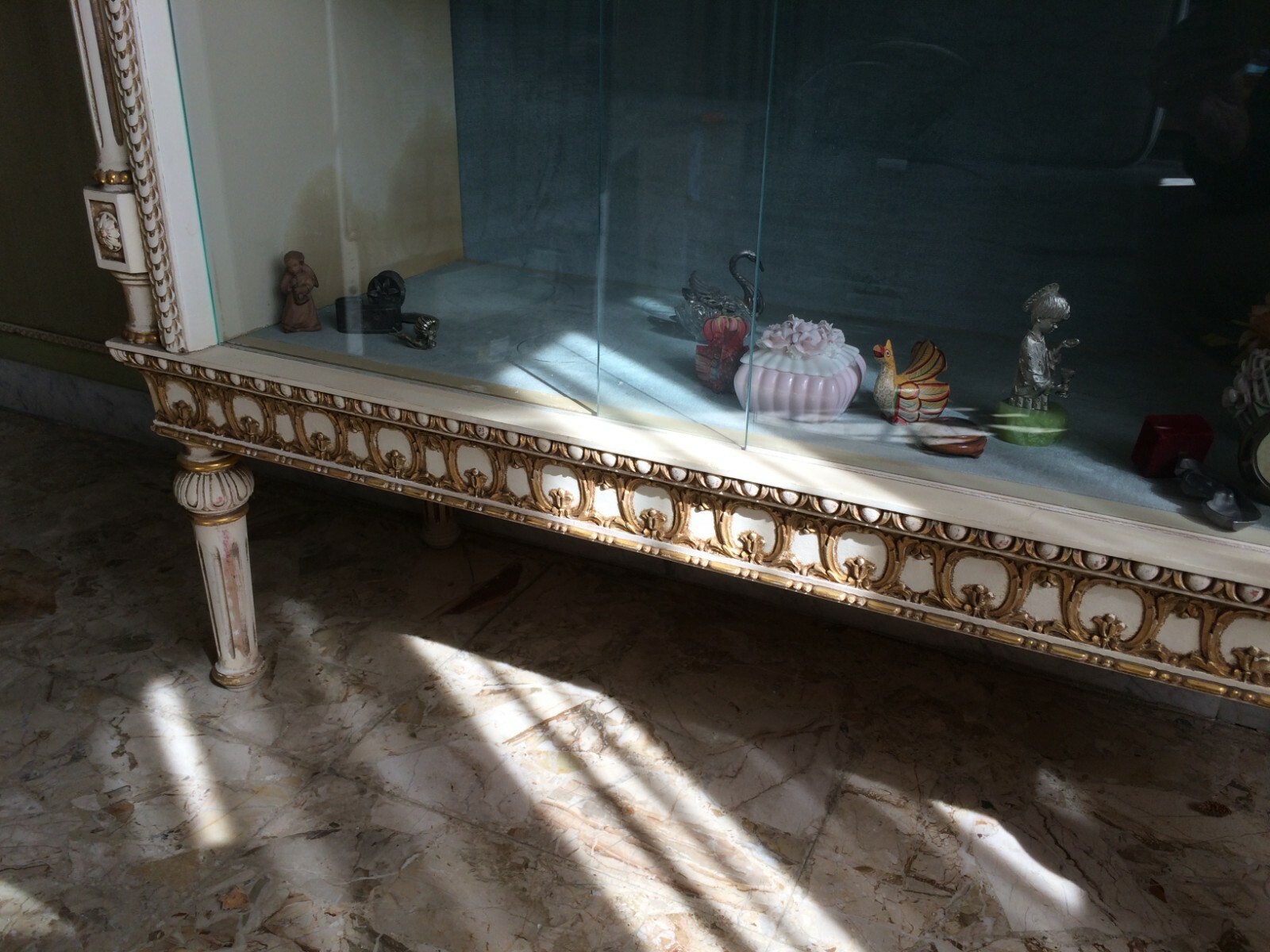 Vetrina In Legno Laccato, Intagliato E Dorato Con Piano In Marmo, Anni '50
