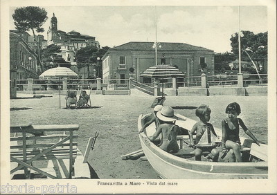Abruzzo, Francavilla A Mare: Spiaggia Con Ville E Ombrelloni, Barche Con Bambini