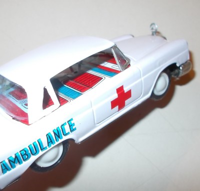 Giocattolo Da Collezione: Medicina, Pronto Soccorso, Ambulanza, Auto Mercedes A Corda
