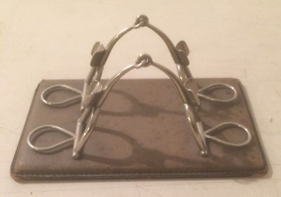 Equitazione, Staffe, Inusuale Soprammobile Da Scrivania, Porta Penne O Pipe