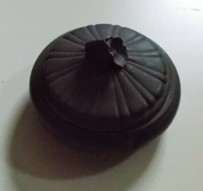 Ciotola Con Coperchio In Peltro Con Decoro Floreale In Rilievo