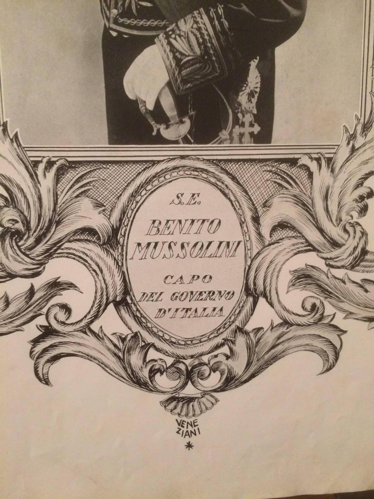 Benito Mussolini. Ritratto Con Cornice Allegorica, Illustratore Veneziani. Stampa d'Epoca.