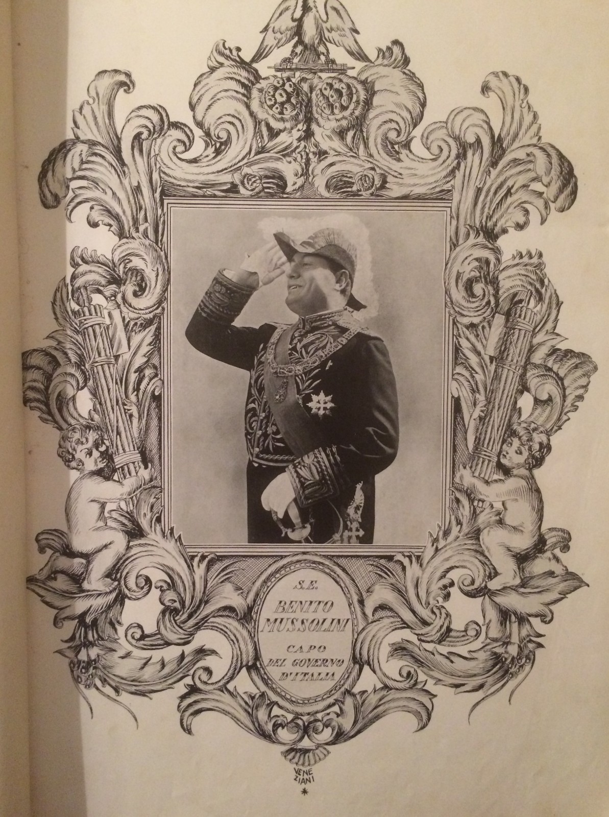 Benito Mussolini. Ritratto Con Cornice Allegorica, Illustratore Veneziani. Stampa d'Epoca.