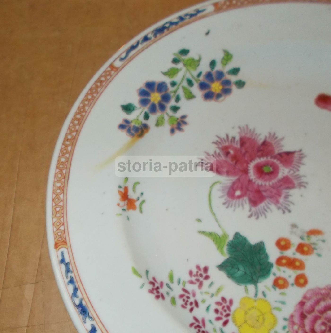 Piatto Antico In Porcellana Con Decori Floreali Policromi