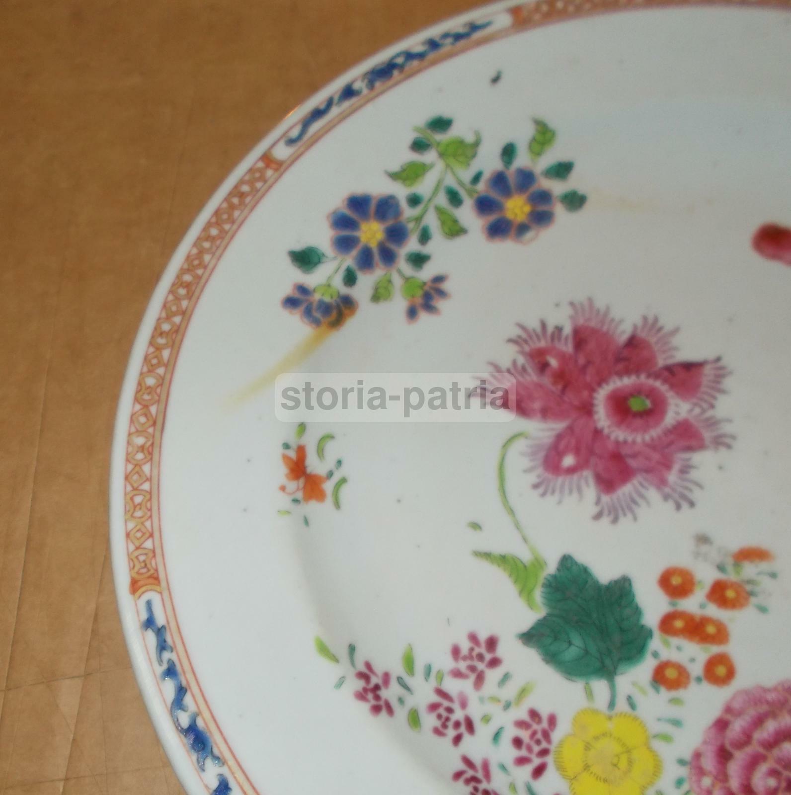 Piatto Antico In Porcellana Con Decori Floreali Policromi