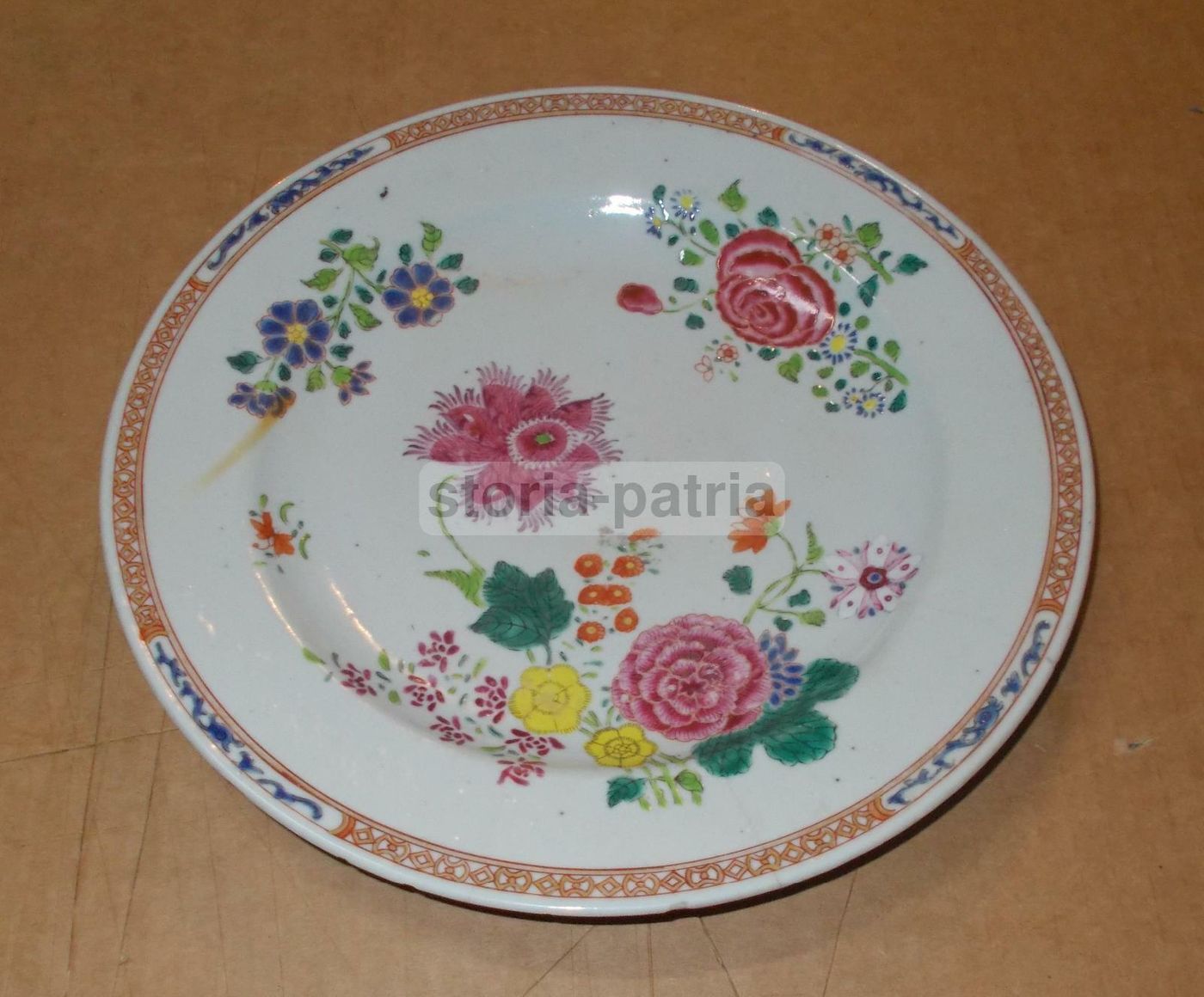 Piatto Antico In Porcellana Con Decori Floreali Policromi