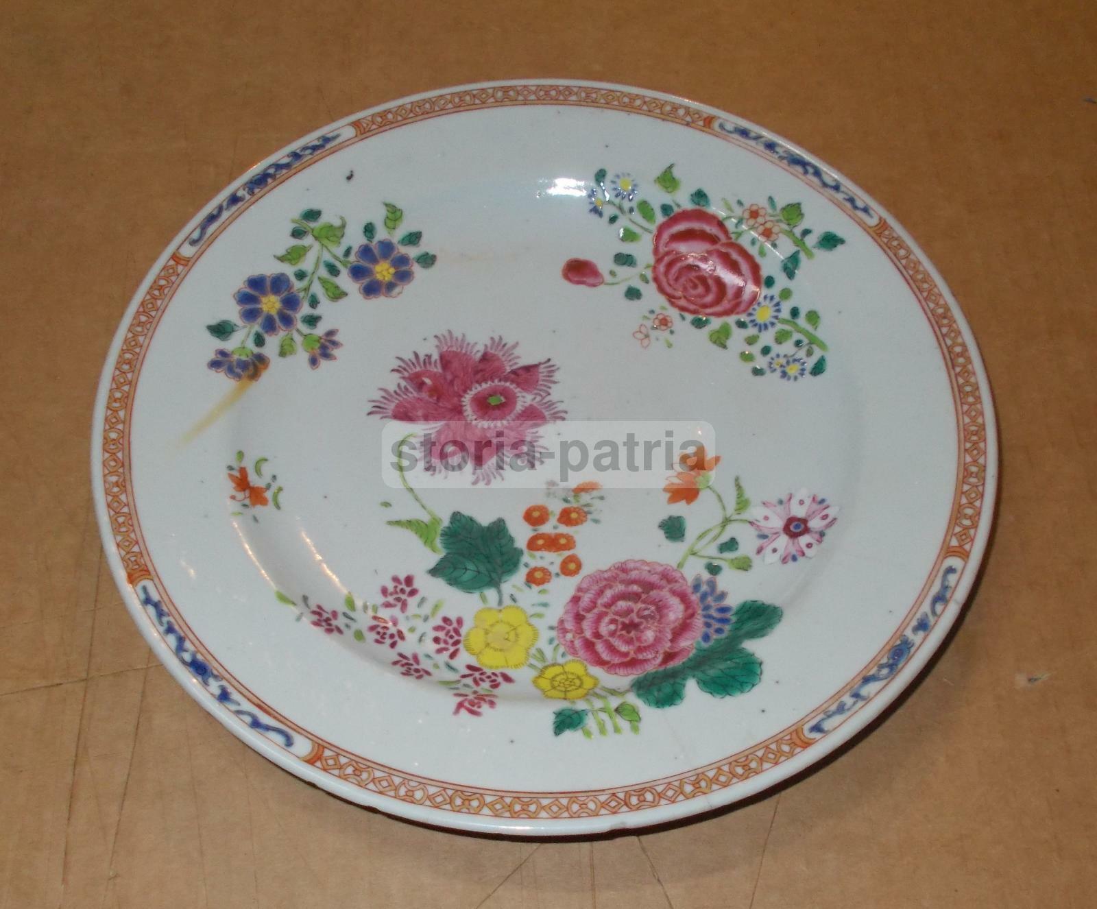Piatto Antico In Porcellana Con Decori Floreali Policromi