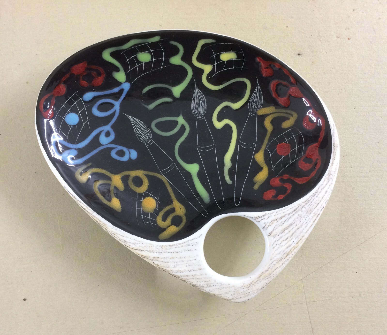 Ceramica Artistica A Forma Di Tavolozza Con Pennelli