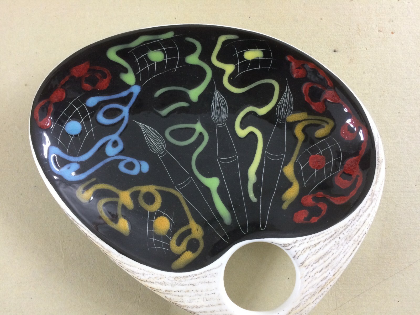 Ceramica Artistica A Forma Di Tavolozza Con Pennelli