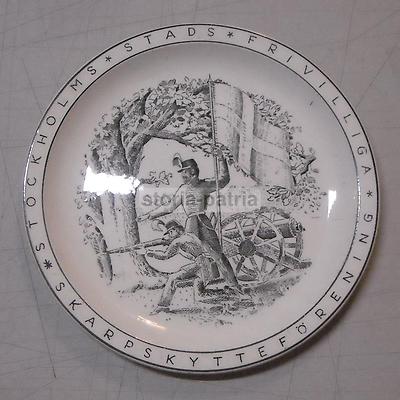 Piatto Decorativo Gustavsberg: Militaria, Soldati, Cannone E Bandiera