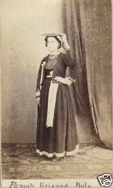 Risorgimento: Brigantaggio, Briganti E Brigantessa In Costume Popolare (fotografia d'Epoca)