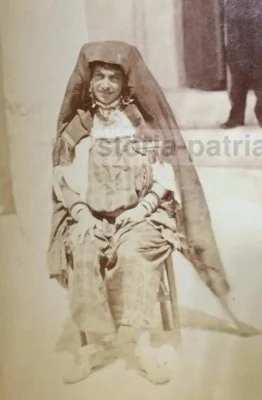 Fotografia di Costume Popolare con Figura Seduta, Primo Novecento, foto 2 di 3