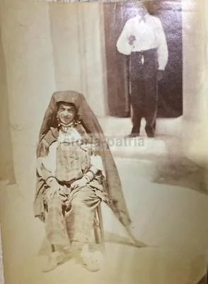 Fotografia di Costume Popolare con Figura Seduta, Primo Novecento, foto 3 di 3