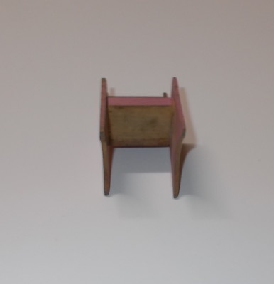 Sedia In Miniatura In Legno Laccato Rosa Di Ispirazione Futurista