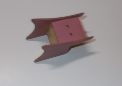Sedia In Miniatura In Legno Laccato Rosa Di Ispirazione Futurista