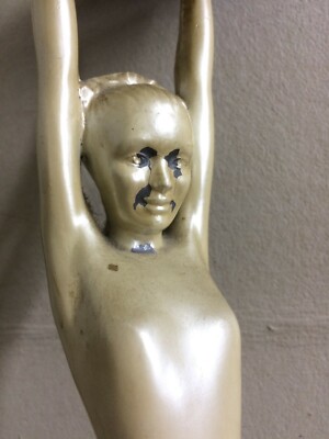 Scultura Decorativa Art Déco Con Figura Femminile Stilizzata