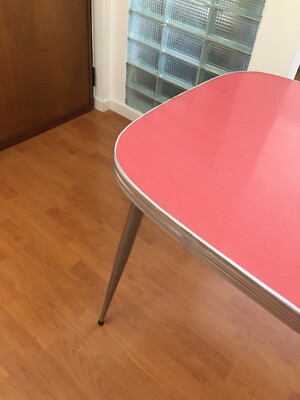 Tavolo Di Modernariato E Design Anni '50