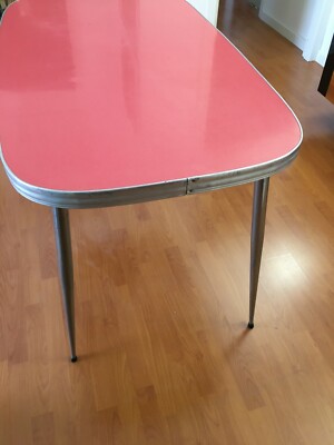 Tavolo Di Modernariato E Design Anni '50