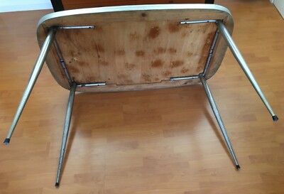Tavolo Di Modernariato E Design Anni '50