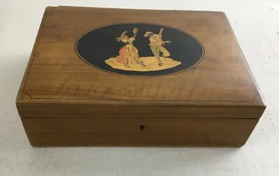 Arte Popolare: Antica Scatola Intarsiata con Scena di Tarantella e Tamburello
