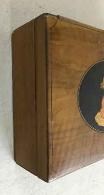 Arte Popolare: Antica Scatola Intarsiata con Scena di Tarantella e Tamburello