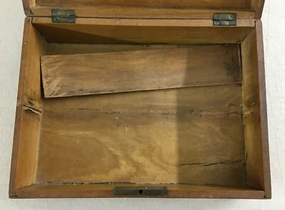 Arte Popolare: Antica Scatola Intarsiata con Scena di Tarantella e Tamburello