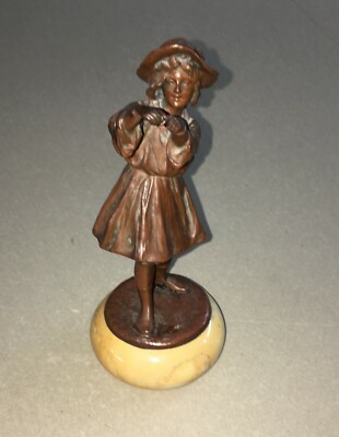 Scultura In Metallo Bronzato Raffigurante Giovane Donna Con Cappello