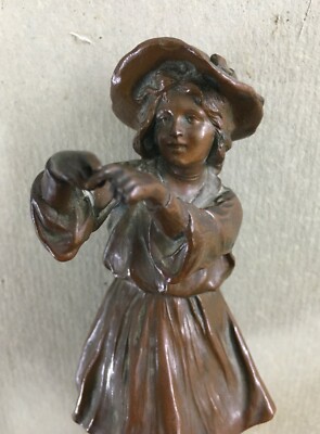 Scultura In Metallo Bronzato Raffigurante Giovane Donna Con Cappello