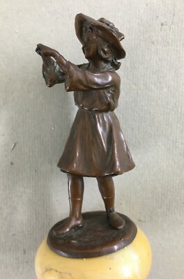 Scultura In Metallo Bronzato Raffigurante Giovane Donna Con Cappello