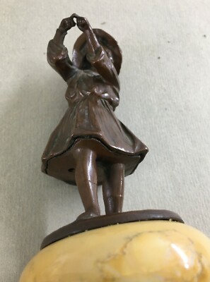 Scultura In Metallo Bronzato Raffigurante Giovane Donna Con Cappello
