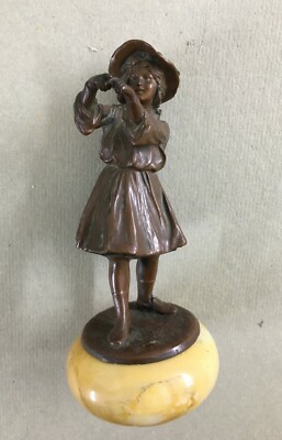 Scultura In Metallo Bronzato Raffigurante Giovane Donna Con Cappello