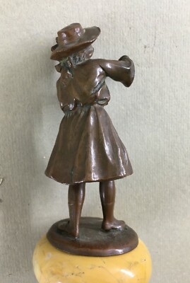Scultura In Metallo Bronzato Raffigurante Giovane Donna Con Cappello