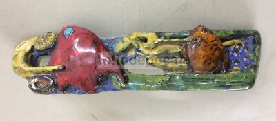 Artistica Ceramica Policroma Con Motivi Decorativi In Rilievo A Forma Di Pesci