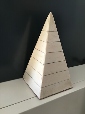 Soprammobile Decorativo A Forma Di Piramide In Osso