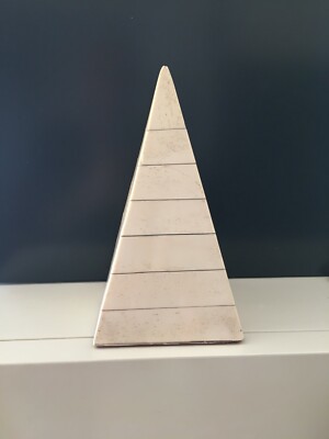 Soprammobile Decorativo A Forma Di Piramide In Osso