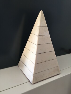 Soprammobile Decorativo A Forma Di Piramide In Osso